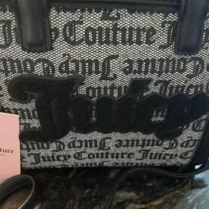 JUICY COUTURE グレー ブラック ハンドバッグ Juicy Couture Gray Black Printed Coated Canvas Crossbody